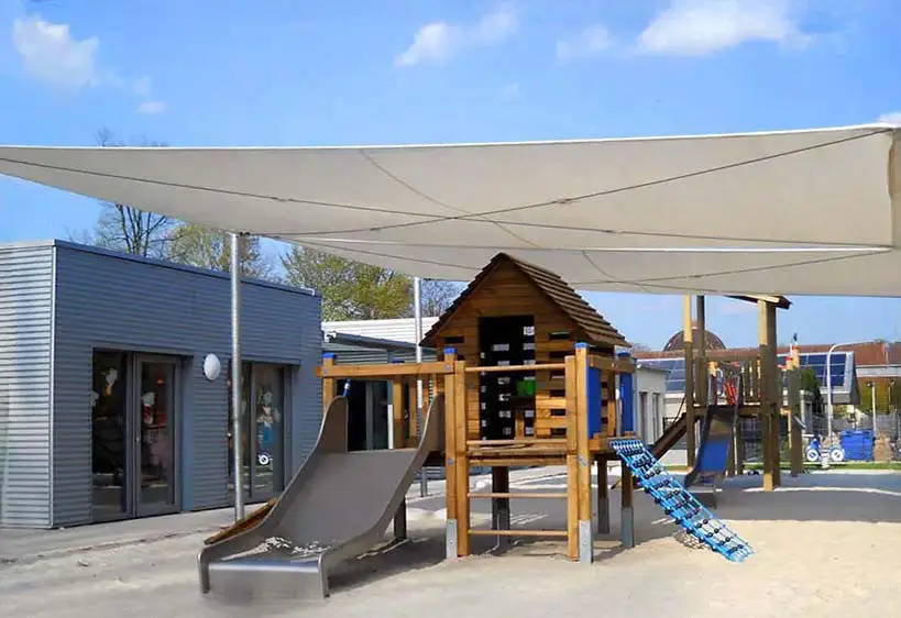zonnedoek kinderdagverblijf speelplaats ecru