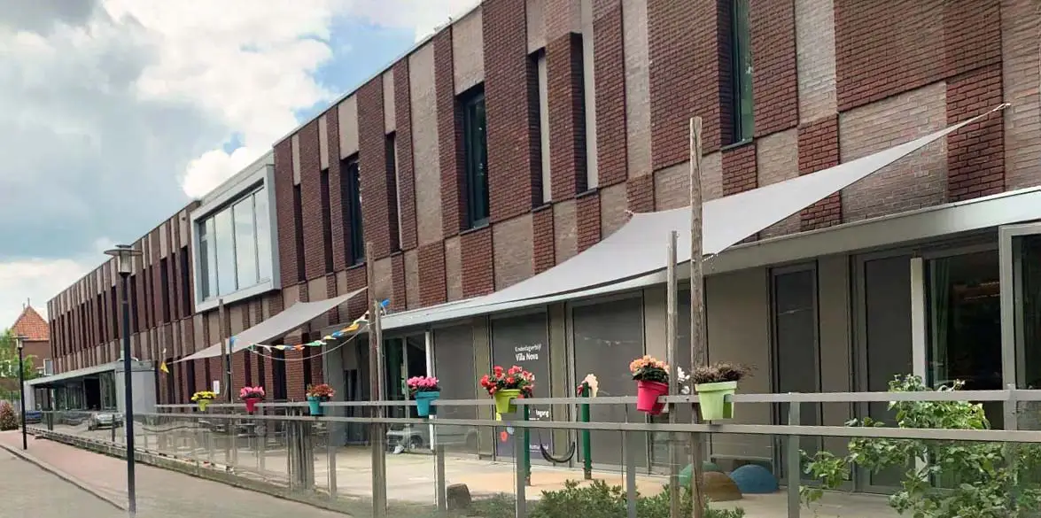 schaduwdoeken zonwering kinderdagverblijf